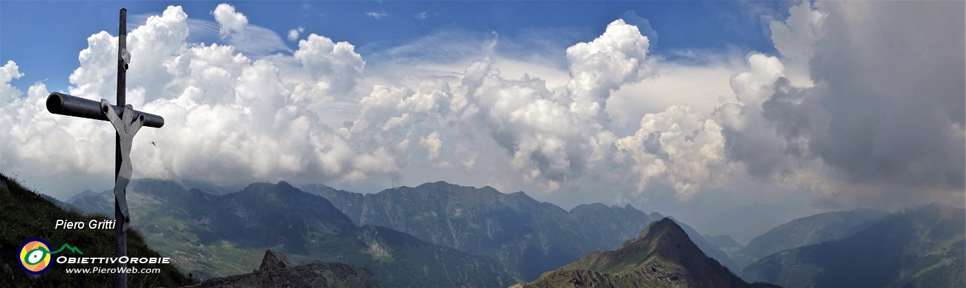 02 Alla crocetta di vetta del Pizzo Scala (2427 m) con vista verso Val di Lemma a sx e Val Tartano a dx.jpg